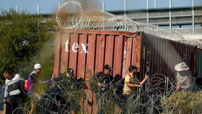 Democratic unity on the border crisis shows signs of cracking