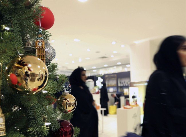 Residents of these Republican-led states have more money for holiday shopping despite bidonomy