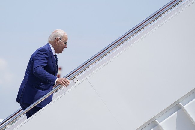 While the media cheers Biden’s return, the Democratic candidates want nothing to do with him